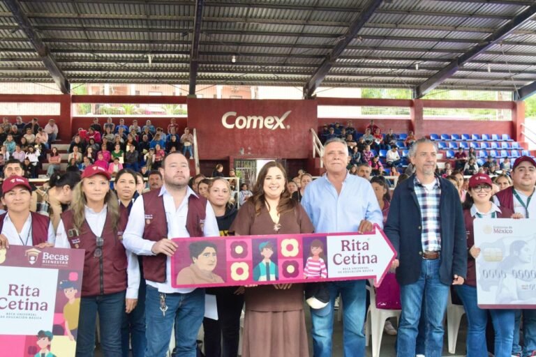 Entregan 280 Becas para el Bienestar “Rita Cetina” en el municipio de El Fuerte