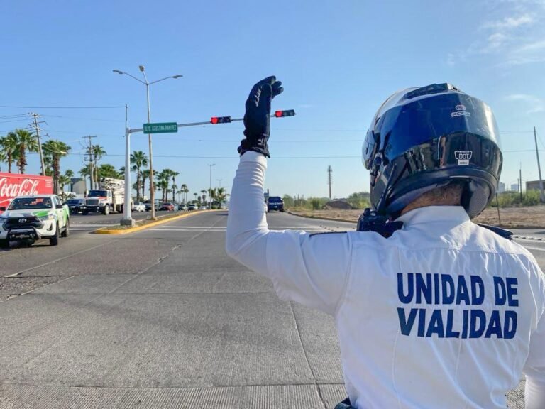 Monitorean semáforos y refuerzan vialidades con reductores y bacheo para mejorar la circulación en Los Mochis