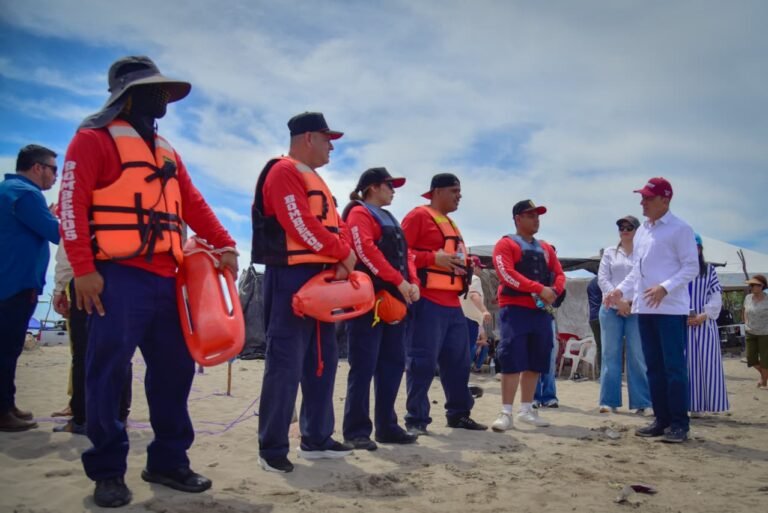 Vacacionistas viven Jueves Santo en armonía en Ahome; el Alcalde Antonio Menéndez visitó algunos sitios