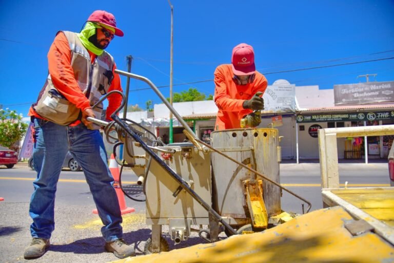 Supervisa Alcalde Antonio Menéndez trabajos de señalización vial con pintura en Los Mochis