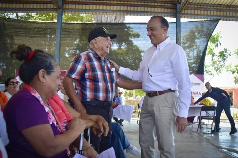 Las Grullas recibe apoyos de todas las dependencias y del Alcalde Menéndez