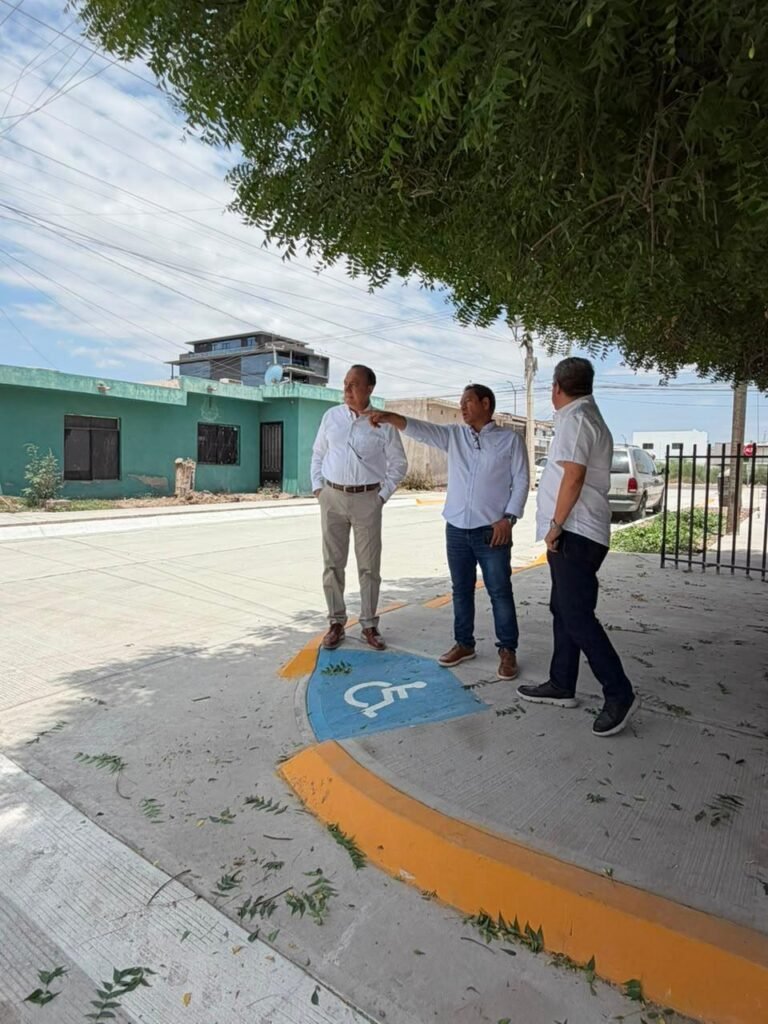 Supervisa Antonio Menéndez rehabilitación de la calle Ramón Valdez