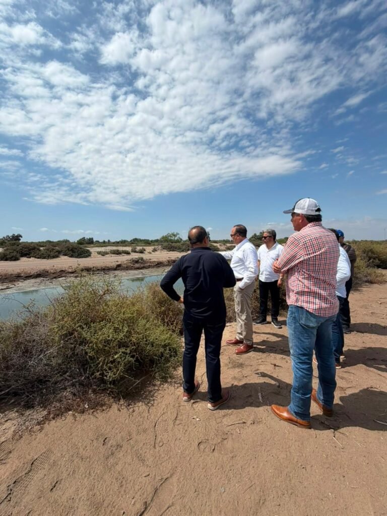 Antonio Menendez supervisa la segunda de tres etapas que comprenden la limpieza del Dren Juárez al sur