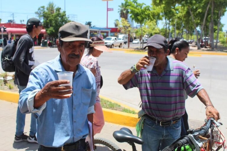 Mantiene Salud Ahome jornadas de hidratación y retiro de criaderos de moscos para evitar dengue y golpes de calor