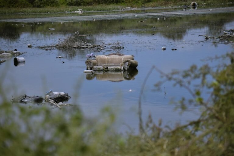 Avanza limpieza y desazolve del Dren Juárez; Gobierno de Ahome trabaja para reducir riesgos durante lluvias