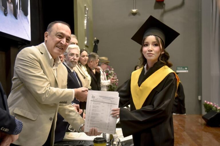 Ahome celebra a nuevas maestras y maestros egresados de la UPES
