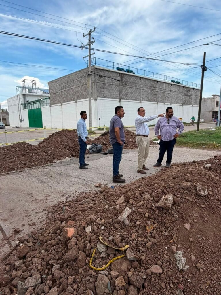Supervisa Antonio Menéndez reposición de colector sanitario en la colonia Texas